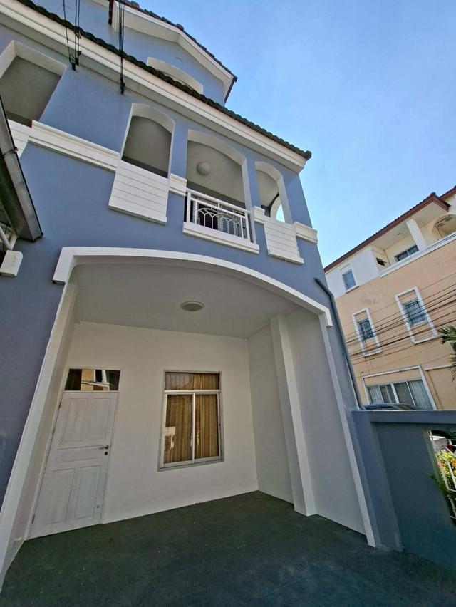 ขายด่วนบ้านทาวน์โฮม 3 ชั้น หลังมุม หมู่บ้าน The Balcony Home เฉลิมพระเกียรติ ร.9 ซอย 28 ใกล้สวนหลวง ร. 9 (N.1971) 3