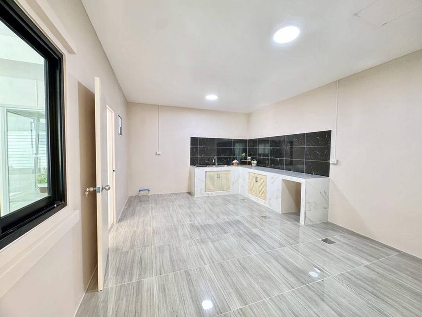 หมู่บ้านพฤกษา 33 ซอยวัดลาดปลาดุกบ้านแฝด 2 ชั้น ตกแต่งใหม่พร้อมอยู่ มีรถประจำทางเข้าในหมู่บ้าน ทำเลดี 11