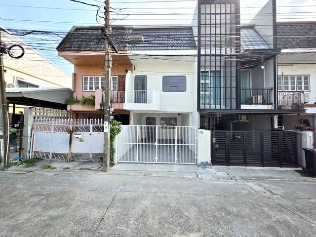 ให้เช่าทาวน์เฮาส์ 2 ชั้น ซอยโชคชัย 4 ซอย 55 รีโนเวทใหม่ Fully Furnished พร้อมอยู่ 1