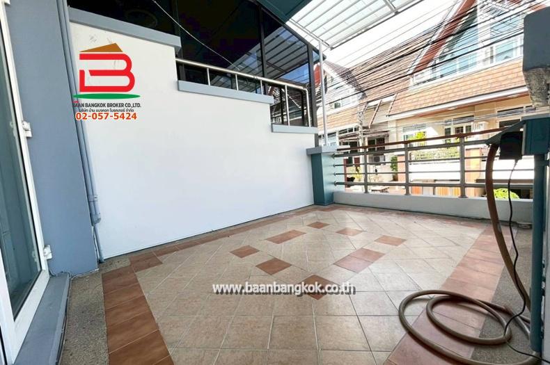 ทาวน์โฮม หมู่บ้าน เมอริทเพลส (ลาดพร้าว 87 แยก 10) เนื้อที่ 18.8 ตรว. ใกล้CDC เลียบด่วน ถนนลาดพร้าว แขวงวังทองหลาง เขตวังทองหลาง 8