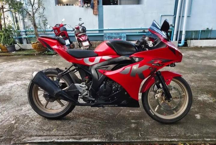 Suzuki GSX-R150 สีแดง 5