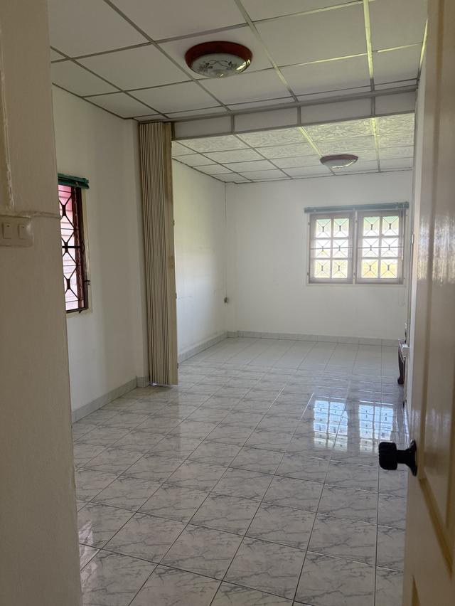 มบ.วัฒนาร่มไทร ถ.สังฆสันติสุข หนองจอก ทาวเฮ้าส์ 2 ขั้น 2 ห้องนอน 2 ห้องน้ำ เหมาะกับซืัอไปทำกำไรต่อ หรือ อยากตกแต่งใหม่เองตามความต้องการ ทำเลดี 6