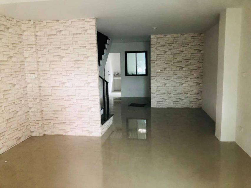 ขาย :ทาวน์โฮม 3 ชั้น พร้อมอาคารชั้นเดียว เนื้อที่ 43.9 ตรว.  ถนนเสรีไทย 9 แยก 2-3-4  8