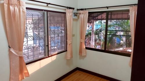 บ้านเดี่ยวบนเขา 54 ตรว. 2 ห้อนนอนใหญ่ 4x4 เมตร พร้อมโรงจอดรถเล็กได้ 2 คัน มีรั้วรอบขอบชิด มีมุ้งลวด เหล็กดัด ผ้าม่าน แอร์ เครื่อวทำน้ำอุ่น ครัว 10