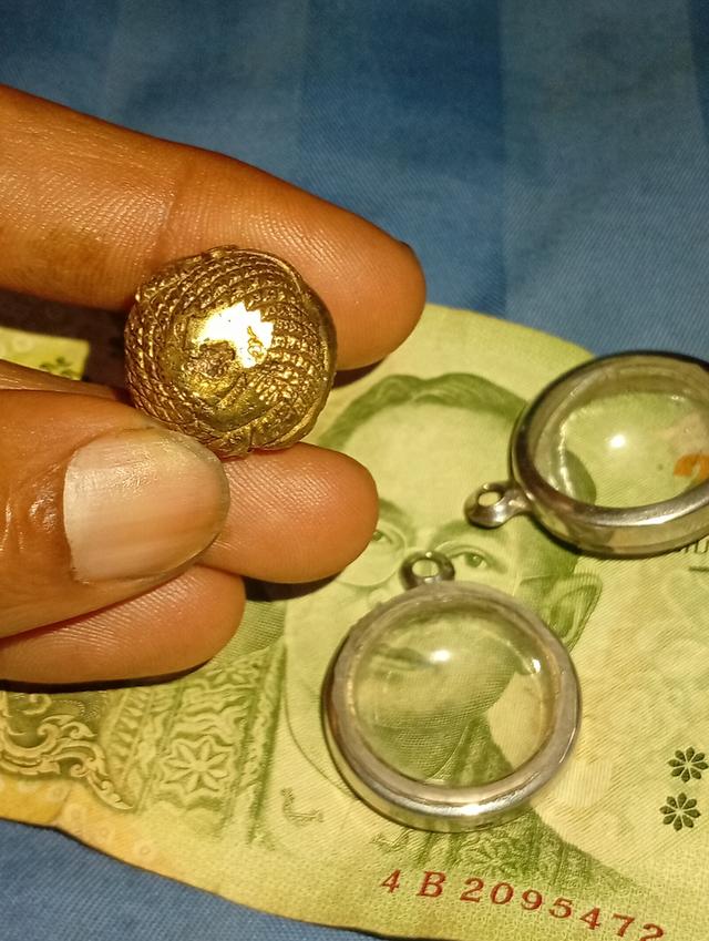 หลวงปู่คำพันโฆษปันโย  เป็นล็อตเดียวกับ Nak Geow 2545 ที่ราคาแพงมาก ผลิตเพียง 600 ชิ้นเท่านั้นเช่นกัน  เชื่อกันว่าพระนางเกวประทานความมั่งคั่ง แต่พระน รูปที่ 4