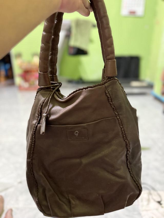 กระเป๋าหนังสะพายของสุภาพสตรี