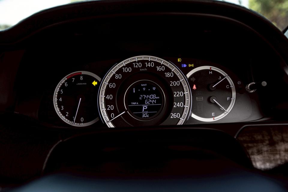 Honda Accord 2.0EL ปี 2013 สีดำ มือเดียวป้ายแดง 18