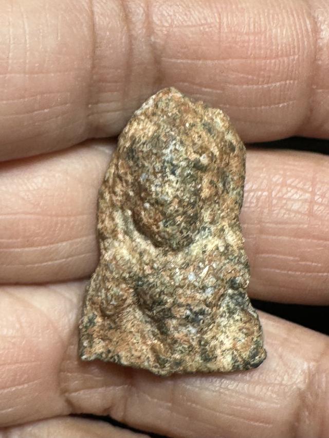 พระร่วงนั่งชีโบ สุพรรณบุรี เนื้อชินสนิมแดงและมีไข หักเดิมในกรุ