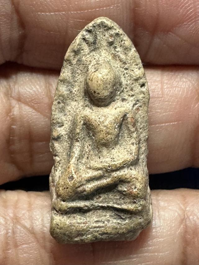 พระรอด เนื้อสีพิกุล