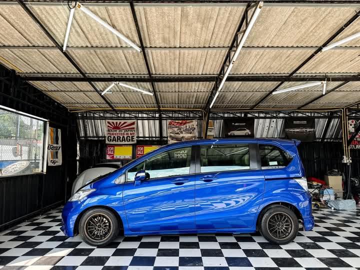 Honda Freed สีน้ำเงิน 3