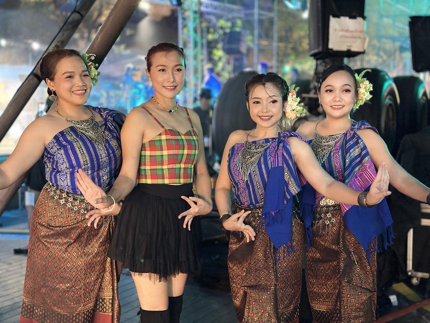 รับจ้างแสดงดนตรีลูกทุ่ง หมอลำ ดนตรีอีสาน รำอีสาน ศิลปวัฒนธรรมพื้นบ้าน