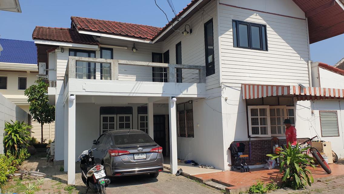 ขายบ้านเดี่ยว 2 ชั้น พื้นที่ 96 ตารางวา เขตพื้นที่เจริญ ใกล้ห้างสรรพสินค้าโรงเรียน โรงพยาบาล เดินทางเข้าออกสะดวกบ้านอยู่หลังสุดท้ายสุดซอย พื้นที่รอบบ้ 8