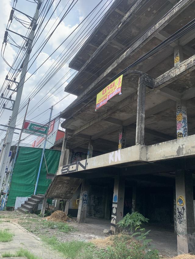 ขายด่วนอาคารพาณิชย์ 5 ชั้น สามแยกปักธงชัย ทำเลดี เหมาะกับรีโนเวทสร้างธุรกิจใหม่ 4