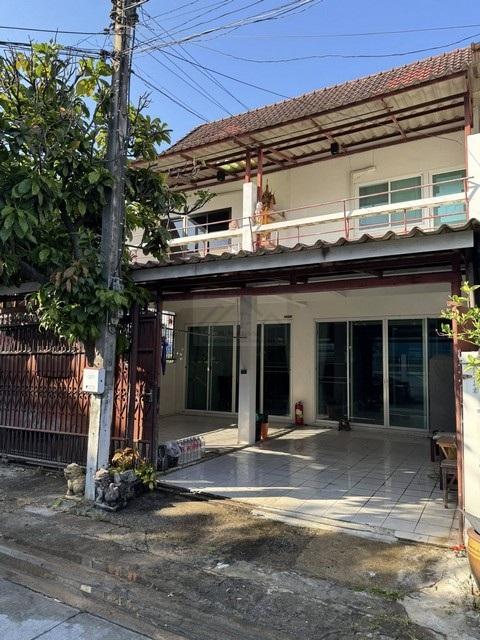 ให้เช่าทาวเฮ้าส์ 2 ชั้น 2 หลัง (ทะลุกัน) 216 ตรม. 4 ห้องนอน ซอยรามอินทรา 34 ติดเลียบด่วนรามอินทรา และ ถนนรามอินทรา 1