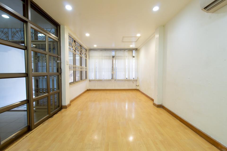 บ้านทาวน์โฮม 3 ชั้นบน “ทำเลที่หาไม่ได้แล้ว” กลางสาทร-เย็นอากาศ-พระราม 4 ซอยศรีบำเพ็ญ 4