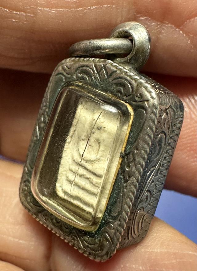 พระสมเด็จพระปิลันท์ขาว พิมพ์จิ๋ว เลี่ยมกรอบเงิน