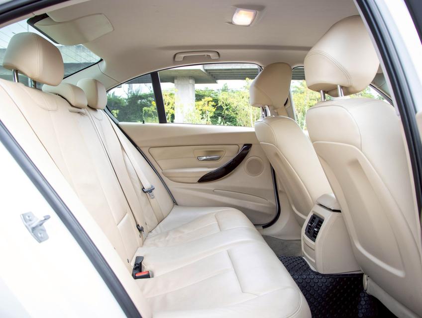 BMW 320i 2.0 F30 LUXURY ปี 2014 สีขาว  11