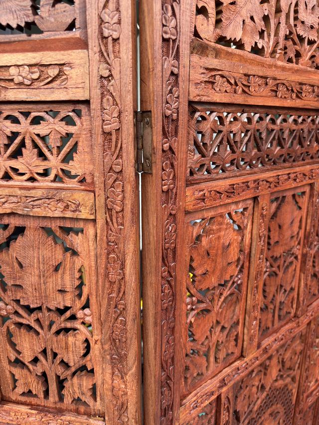 ฉากกั้นห้องไม้แกะสลัก (Wooden Room Divider) แบบ 4 พับ ซึ่งมักเป็นงานหัตถกรรมที่มีลวดลายละเอียดประณีตและได้รับความนิยมในการตกแต่งบ้านสไตล์วินเทจ รูปที่ 5