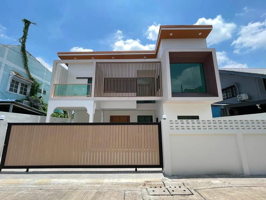 N194 ขายบ้านเดี่ยว 2 ชั้น บ้านหรู ซอยลาดพร้าว 87 ย่านเลียบด่วน บ้านสร้างใหม่ สไตล์ Minimal Luxury ใกล้ CDC ทำเลดีเดินทางสะดวกเข้าออกได้หลายทาง 1