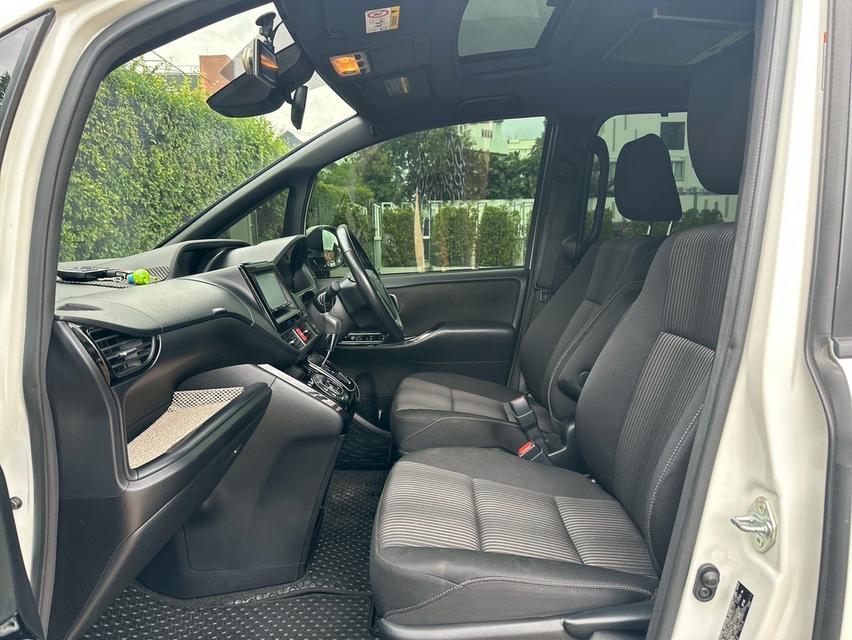 TOYOTA VOXY 2.0 ZS MPV  10