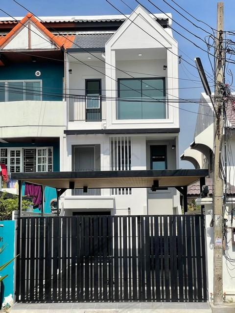 ขายทาวน์โฮม 3 ชั้น เล่นระดับ ซอยติวานนท์43 ตกแต่งใหม่พร้อมอยู่ ใกล้สถานีรถไฟฟ้า สามัคคี 1