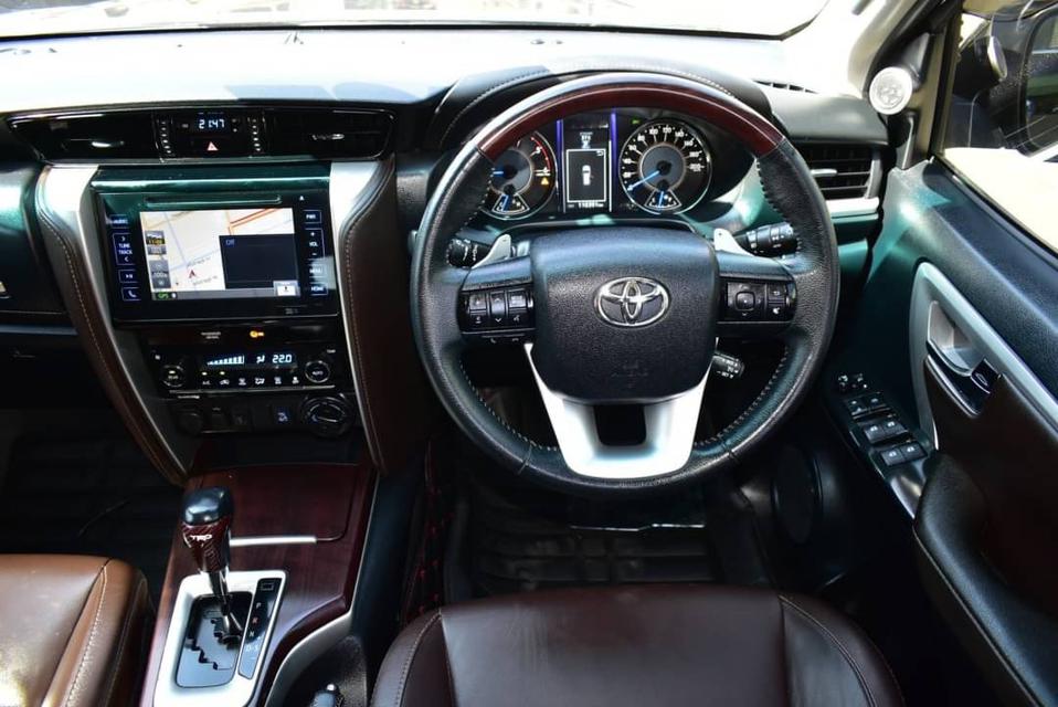 Toyota FORTUNER 2.4 V 4WD ปี18  5