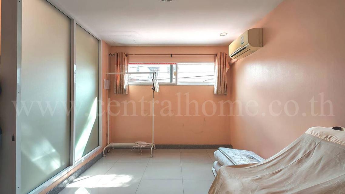 ทาวน์เฮ้าส์ 2 ชั้นครึ่ง สรานนท์ ติวานนท์ - ปากเกร็ด หลังมุม 16