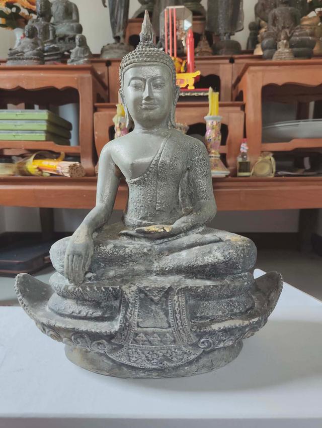 พระบูชาศิลปะอู่ทอง คล้าย ศิลปะล้านนาเชียงแสนสิงห์สอง-สาม เนื้อสัมฤทธิ์ขาว เงินผสม หน้าตัก 9 นิ้ว ฐาน 12 นิ้ว ปล่อยเช่า 50,000.- บาท รูปที่ 2