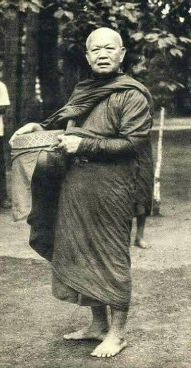 #เหรียญกลมครึ่งองค์ เนื้อทองแดง พระอาจารย์ฝั้น อาจาโร วัดป่าอุดมสมพร สกลนคร พ.ศ.2517เหรียญรุ่น 54 นี้ คุณ วิรัช ลิ้มเจริญวนิช