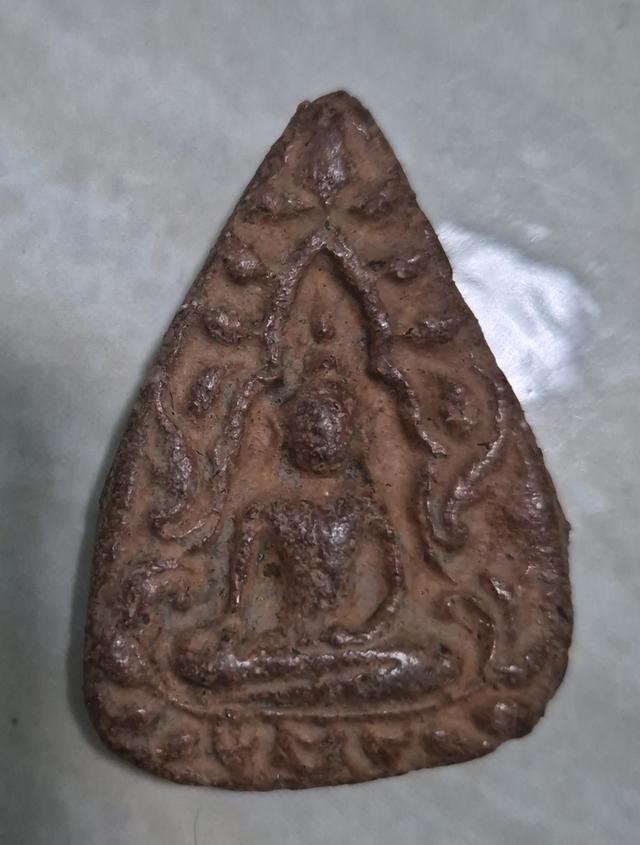 พระเนื้อดินลายไทย ใบไม้