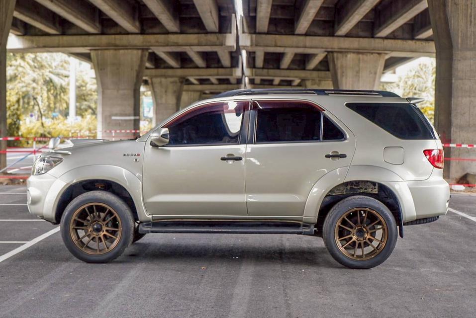 Toyota Fortuner 3.0V เกียร์ Auto 4WD สีบรอนซ์ทอง ปี 2005