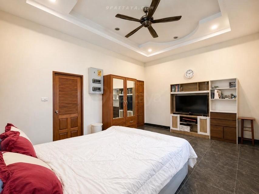 Urgent Sale — Detached House with Large Land in Huai Yai, PattayaDetached house with large land plot for urgent sale in Huai Yai. 14