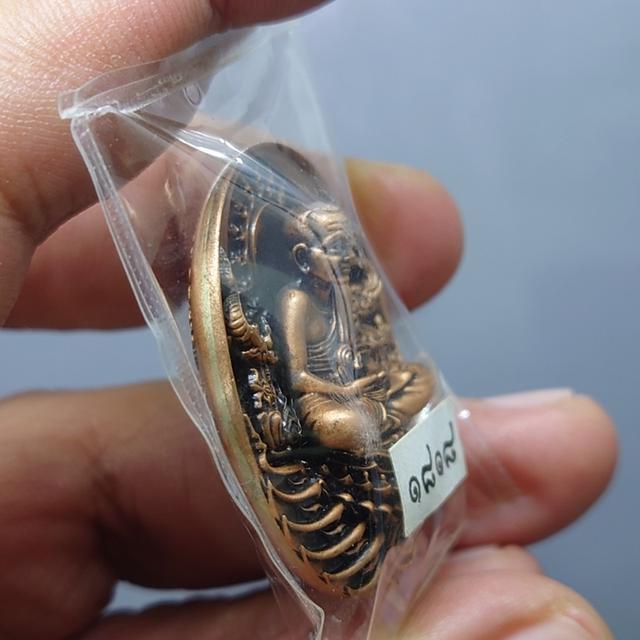 เหรียญหลวงปู่ทวด รุ่น " อภิเมตตา มหาโพธิสัตว์ " พิมพ์ใหญ่ เนื้อทองแดงนอก ควบคุมออกแบบโดย อ.เฉลิมชัย พ.ศ.2558 พร้อมกล่องเดิม 5