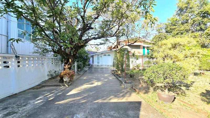 บ้านเดี่ยว 2 หลัง พื้นที่ 387 ตร.วา ซอย ติวานนท์ 46 ใกล้รถไฟฟ้าสายสีชมพู 18