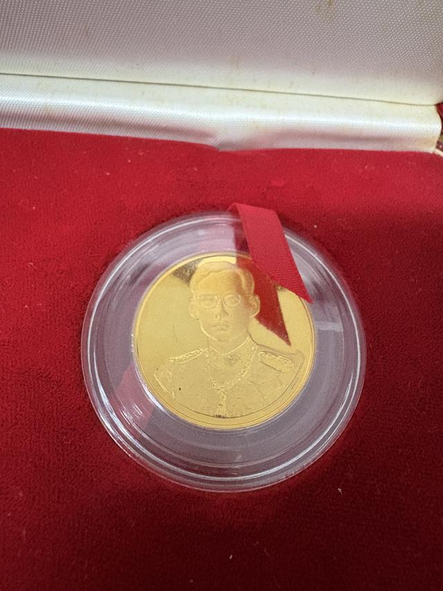 เหรียญฉลองสิริราชสมบัติครบ 50 ปี รัชกาลที่ 9 ปี 2539 กะไหล่ทองลำ พ่นทราย 2