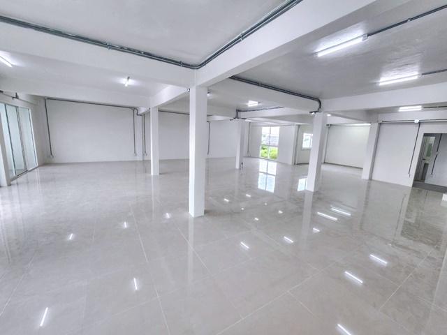 ม.นิด้า 1.3 กม. ใกล้ ให้เช่าอาคาร3คูหา 4.5ชั้น ตีทะลุกัน 75ตร.วา 1,175 ตร.ม.กรุงเทพกรีฑา 5นอน 6น้ำ 4 เลน MRT แยกลำสาลี 8
