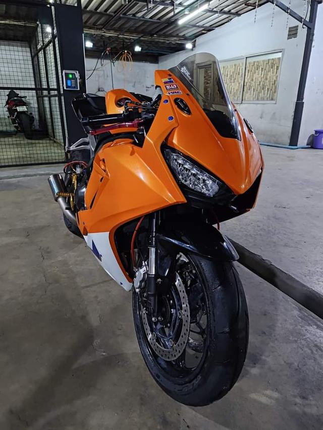 Honda CBR 1000 สีส้ม แต่งพร้อม 3