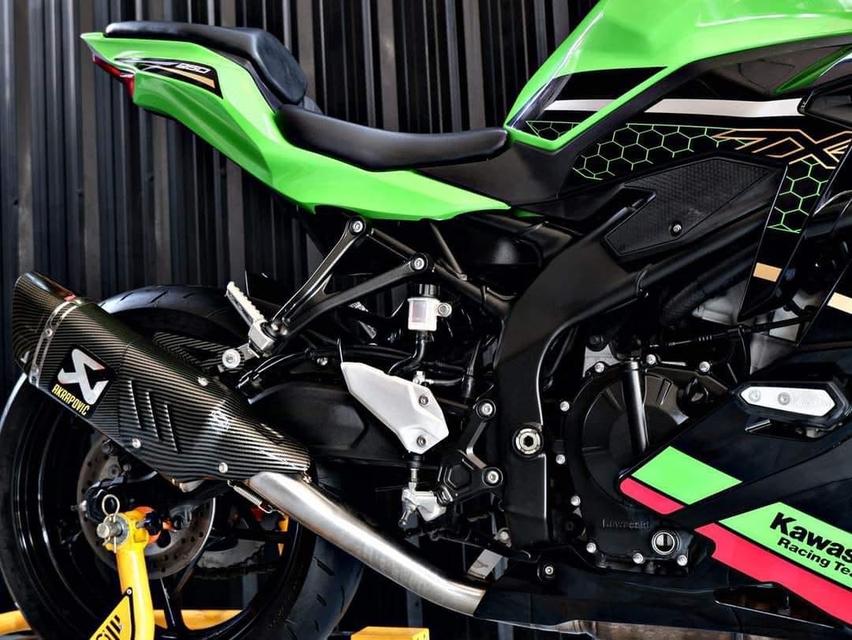 Kawasaki Ninja ZX-25R ABS SE ปี 2020 รถสีสวยมือ 2 8