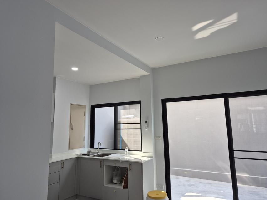 ทาวน์โฮม3ชั้น ทำเลส่วนตัวเหมาะแก่การอยู่อาศัย ทำเลทองใกล้รถไฟฟ้า,ศูนย์กาาค้า,โรงเรียน,โรงพยาบาล 2