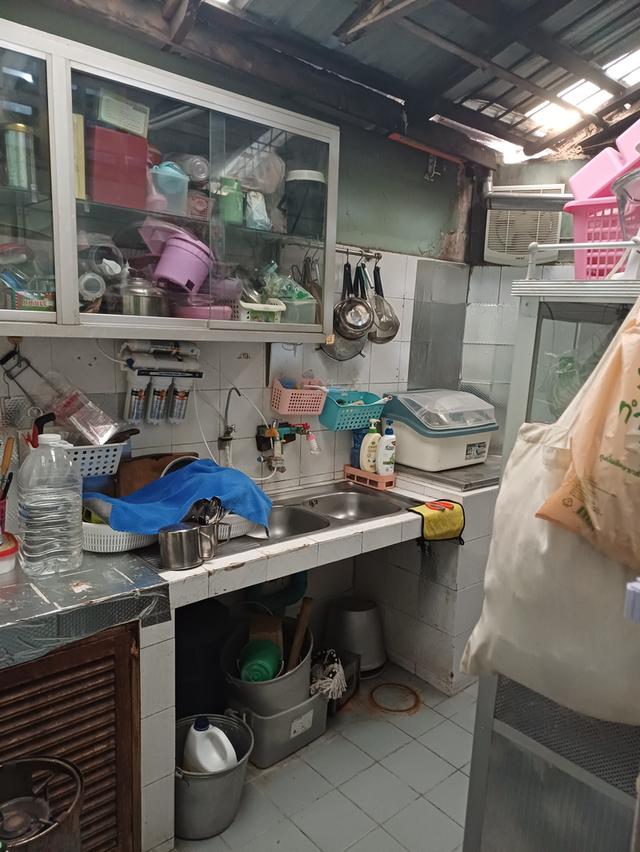 บ้านตึกแถวสามชั้น ใกล้ริมน้ำห่างจากถนนใหญ่ประมาณยี่สิบเมตร เหมาะพักอาศัย ทำร้านอาหารหรือเกสเฮาร์ก็ดี 8