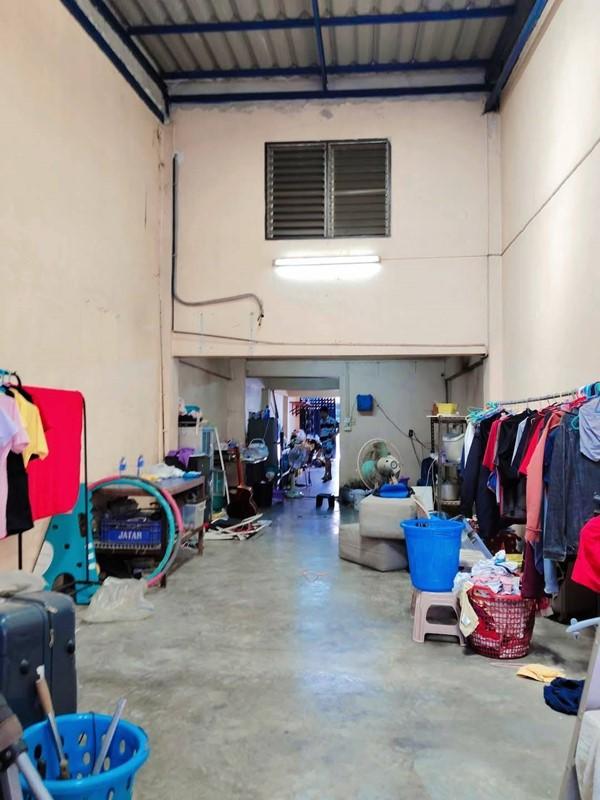 ขายอาคารพาณิชย์ 3.5 ชั้น หมู่บ้านดีเค ซอย 30 สภาพดี วิวหลังบ้านสวย เจ้าของขายเอง โทร 095-165-3654 4