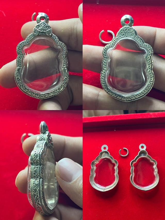 ตลับพระเนื้อเงิน (ลักษณะเป็นทรงเสมา แกะลายไทย/ยกซุ้ม)