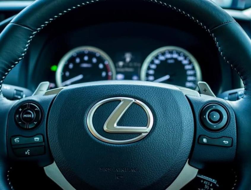 Lexus IS 300h ปี 2013 9