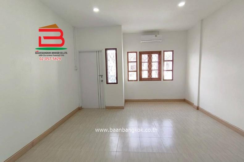 ทาวน์เฮ้าส์ หมู่บ้านสินธานี 1 (ใกล้โรงพยาบาลพญาไทนวมินทร์) เนื้อที่ 18 ตรว. แขวงนวมินทร์ เขตบึงกุ่ม 8