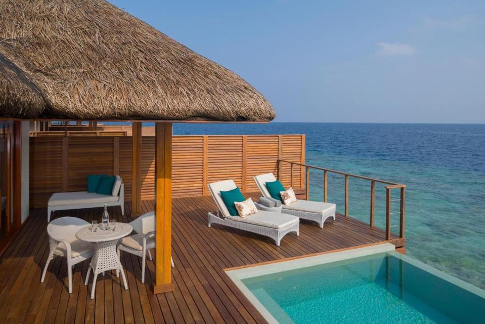 Dusit Thani Maldives ห้องพักกลางน้ำ มีสระว่ายน้ำ 4 วัน 3 คืน เริ่มต้น 76,400 บาทต่อท่าน 6