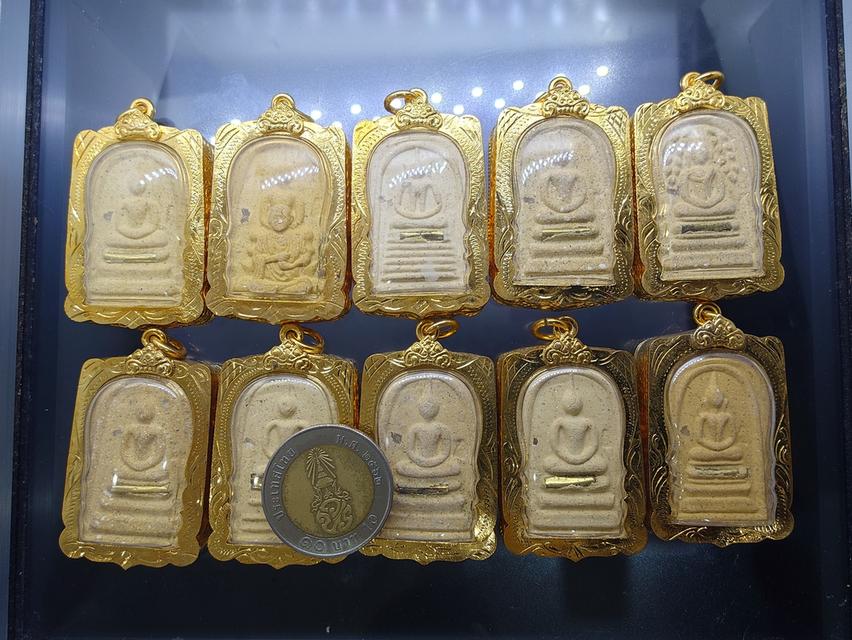 พระสมเด็จเนื้อผงวัดระฆัง รุ่น สมเด็จไม้ช่อฟ้า อนุสรณ์ 144 ปี วัดระฆังโฆสิตารามฯ (คณะ ๙) ปี2556 ชุดเลี่ยมกรอบทองไมครอน ครบ 10 พิมพ์ พร้อมบรรจุกล่องเดิม รูปย่อยที่ 4