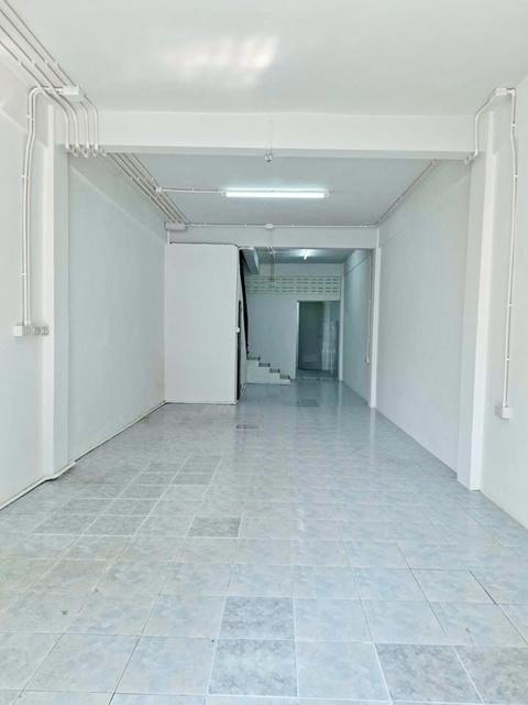 เอ็มไพร์ ทาวเวอร์ 1.7 กม. ให้เช่าตึกแถว 3 ชั้น แมคโคร สาทร 1.2 กม. BTS เซนต์หลุยส์ 1.6 กม.รร.นานาชาติเซนต์แอนดรูว์ส 2.8 3