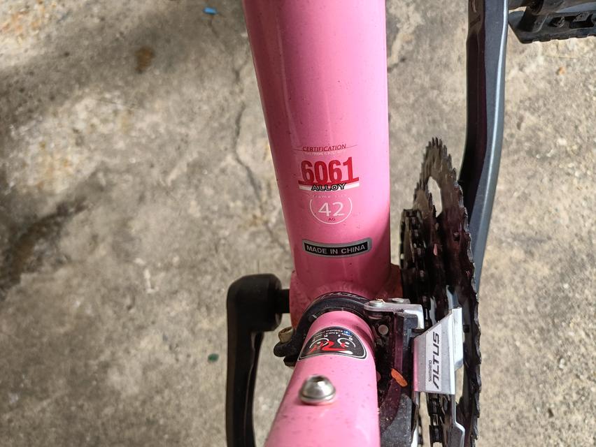 จักรยานไฮบริดสีชมพูในภาพคือรุ่น Louis Garneau Tireur (เทียร่า)