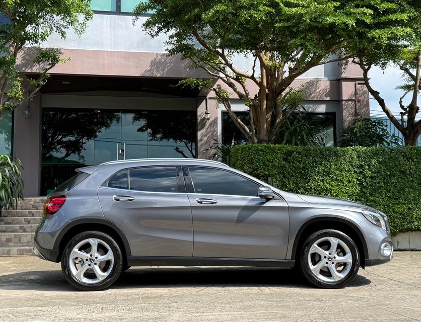 2019 BENZ GLA200 FACELIFT รถมือเดียวออกป้ายแดง รถวิ่งน้อย เข้าศูนย์ตามระยะ รถไม่เคยมีอุบัติเหตุครับ รูปย่อยที่ 2