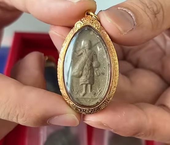 พระสิวลีเนื้อผงเกสร พิมพ์รูปไข่ ของหลวงปู่โต๊ะ วัดประดู่ฉิมพลี สร้างขึ้นในปี พ.ศ. 2521